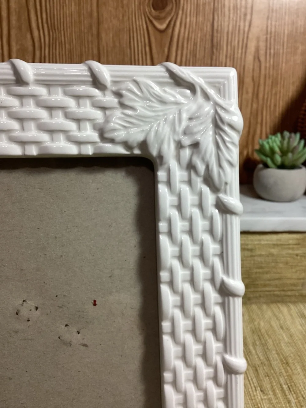 White Decorative Ceramic Photo Frame - Classic Leaf & Wicker Design Holds 5x7